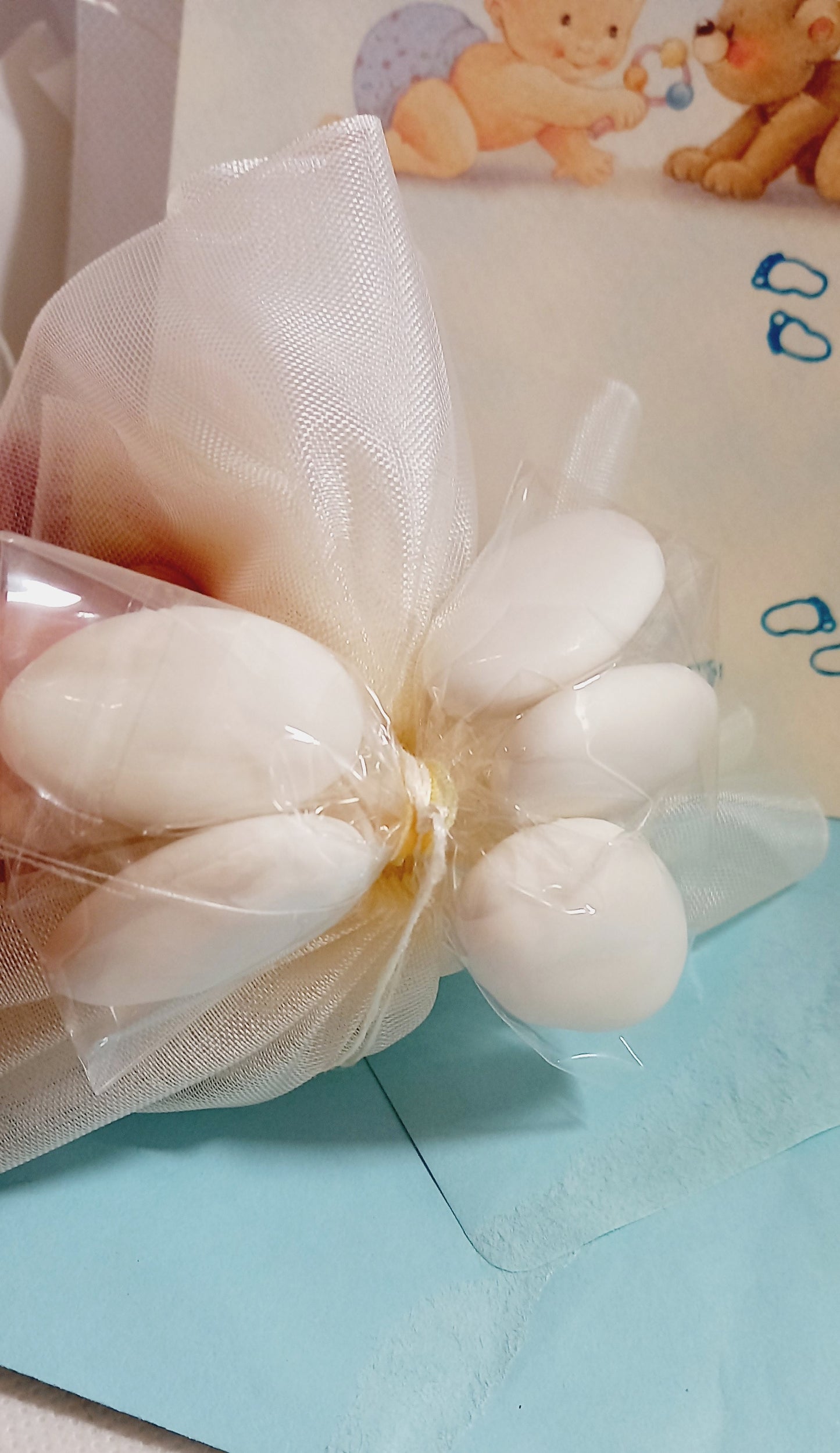 5 confetti avvolti in carta alimentare sotto una coccarda