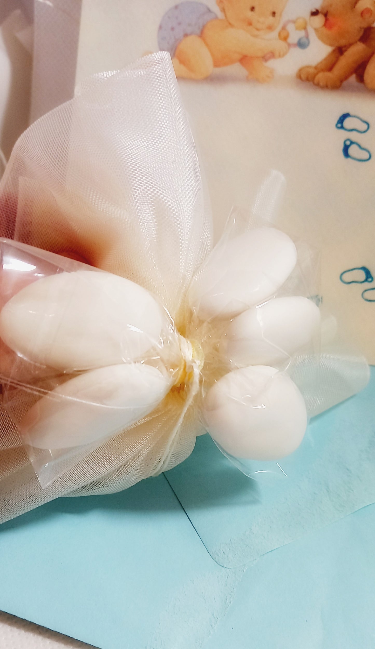 5 confetti bianchi avvolti in carta alimentare legati ad una coccarda bianca