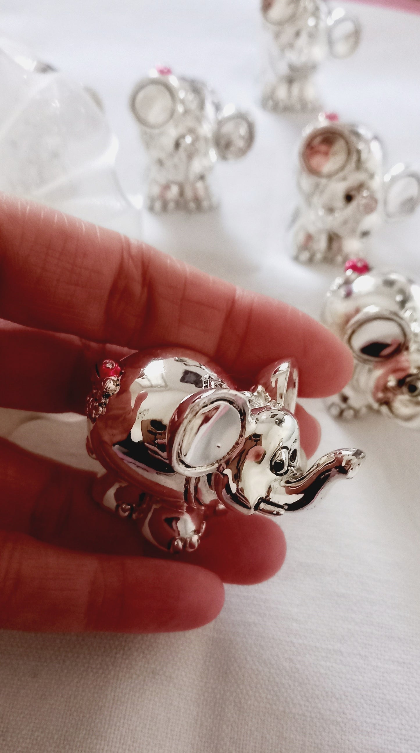 Celebra la Comunione con questa splendida bomboniera: un elefantino argentato, simbolo di fortuna, posto su una coccarda di tulle bianco. All'interno, 5 confetti al cioccolato e un bigliettino con nome e data per ricordare il giorno speciale. Il nastro giallino, personalizzabile in altri colori, completa il tutto con grazia e delicatezza.