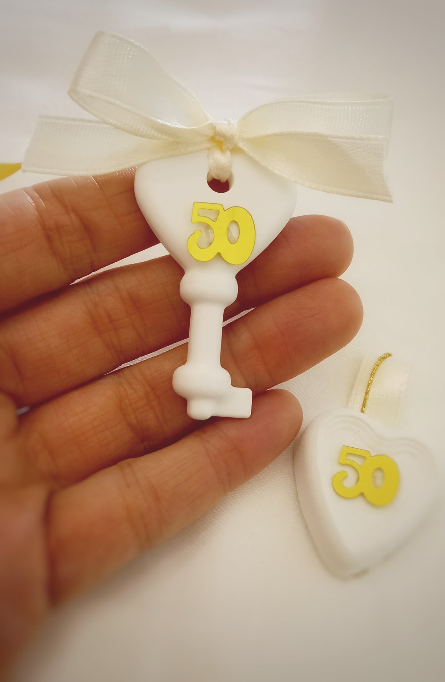 chiave cuore segnaposto con nastro di raso e n 50 dorato
