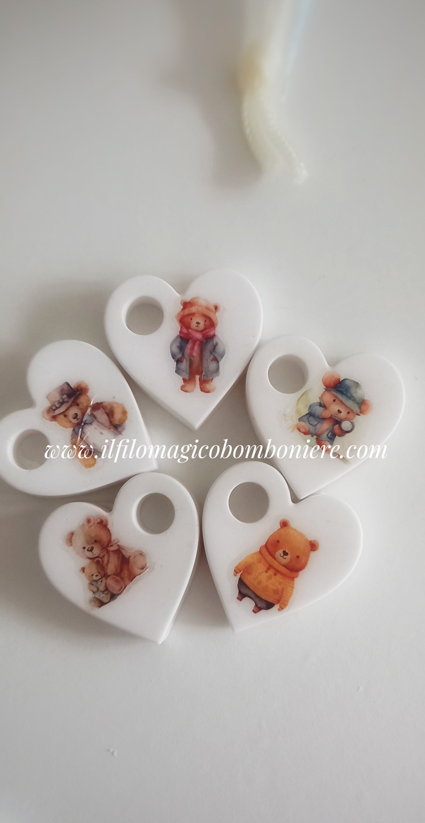 Un set di cuoricini con orsetti diversi, ognuno con un’espressione dolce e affettuosa.
