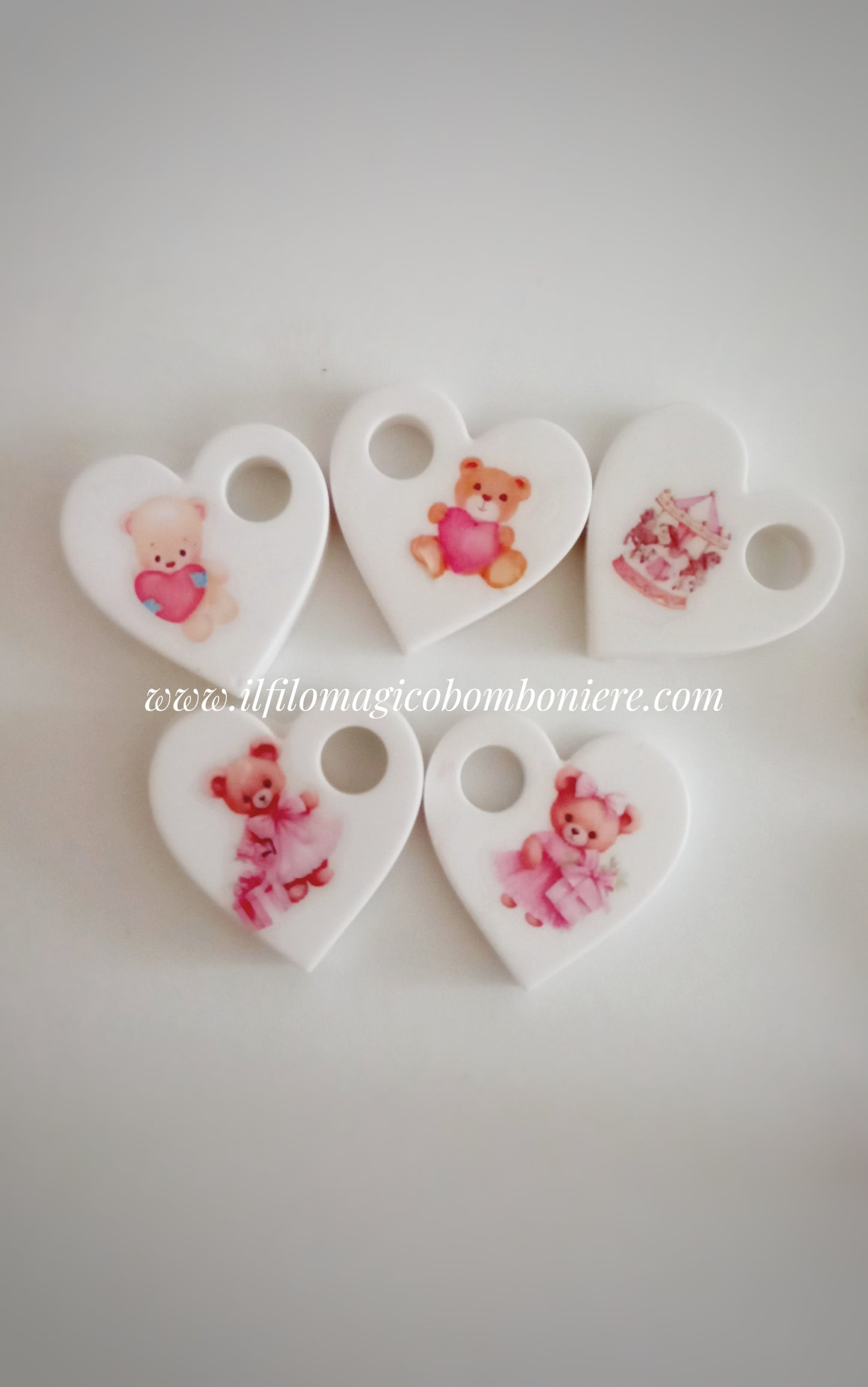 Cuoricini in polvere di ceramica realizzati a mano, ognuno con un orsetto dolce e unico, perfetti per il battesimo.