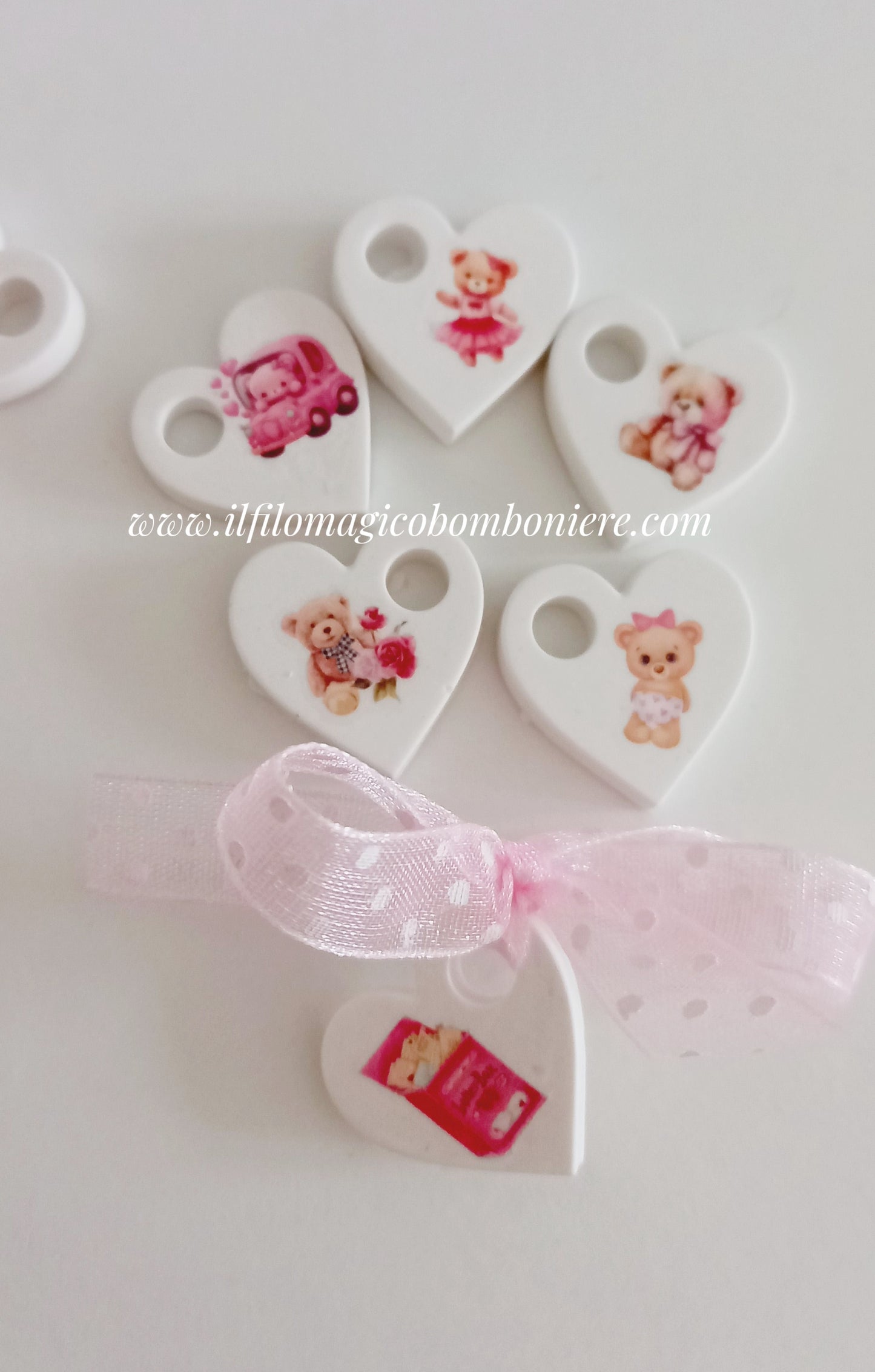Set di cuoricini in ceramica rosa, decorati con teneri orsetti assortiti per un tocco delicato.