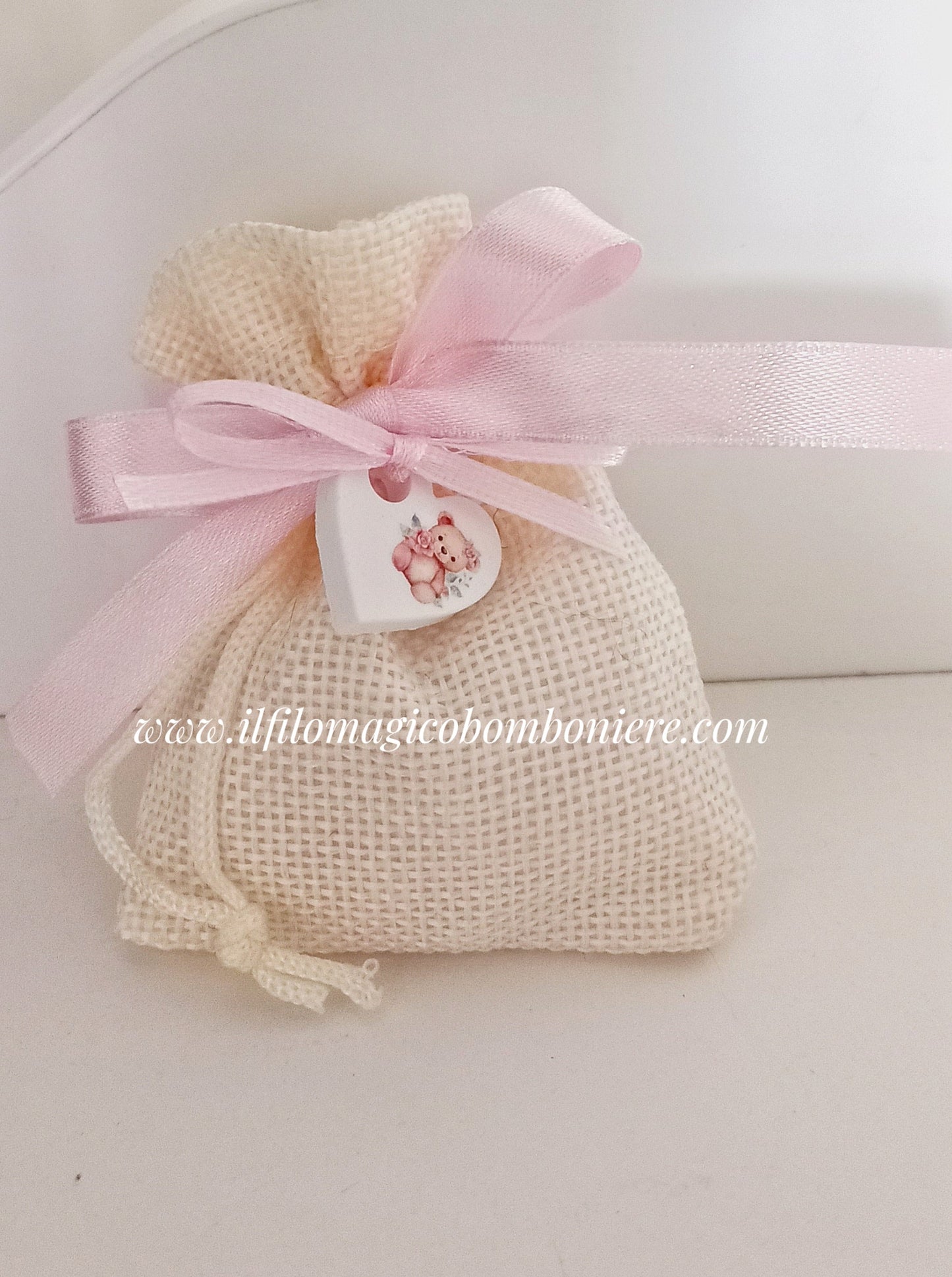 Sacchettino in juta rosa con fiocco e cuoricino artigianale, un dolce pensiero per i tuoi ospiti.