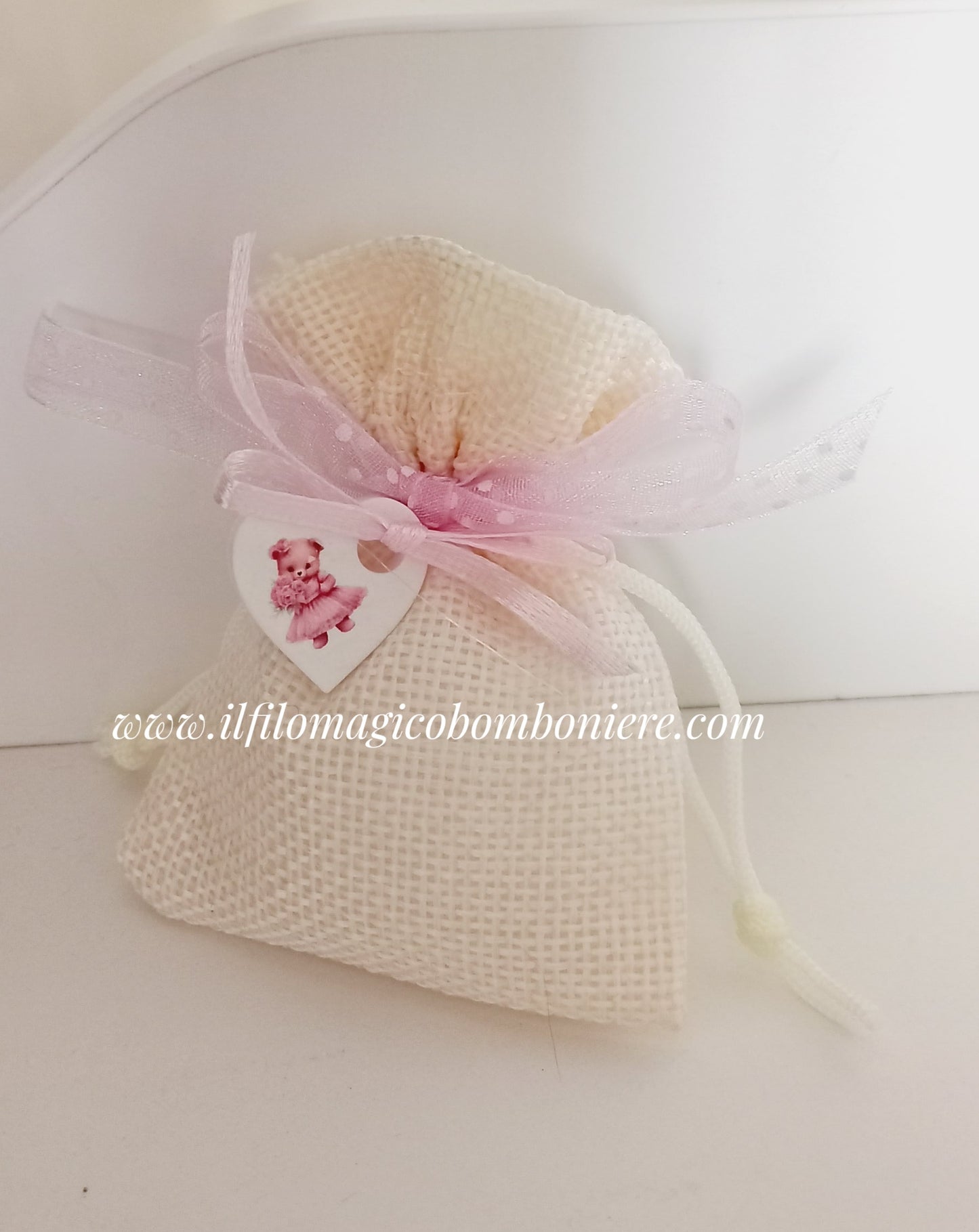 Bomboniera fatta a mano con dettagli curati, perfetta per celebrare con stile il battesimo della tua bambina.
