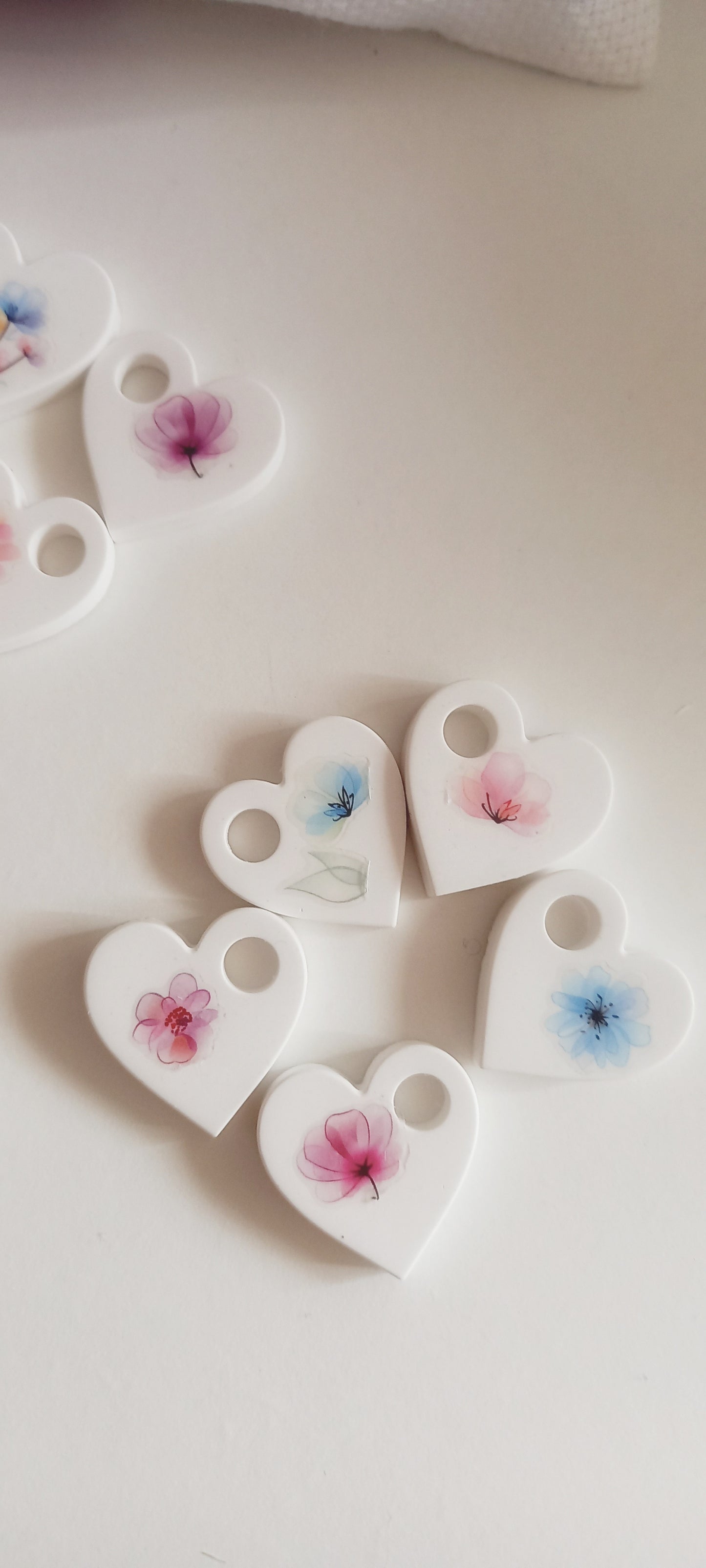 cuoricini in polvere ceramica con vari fiori applicati