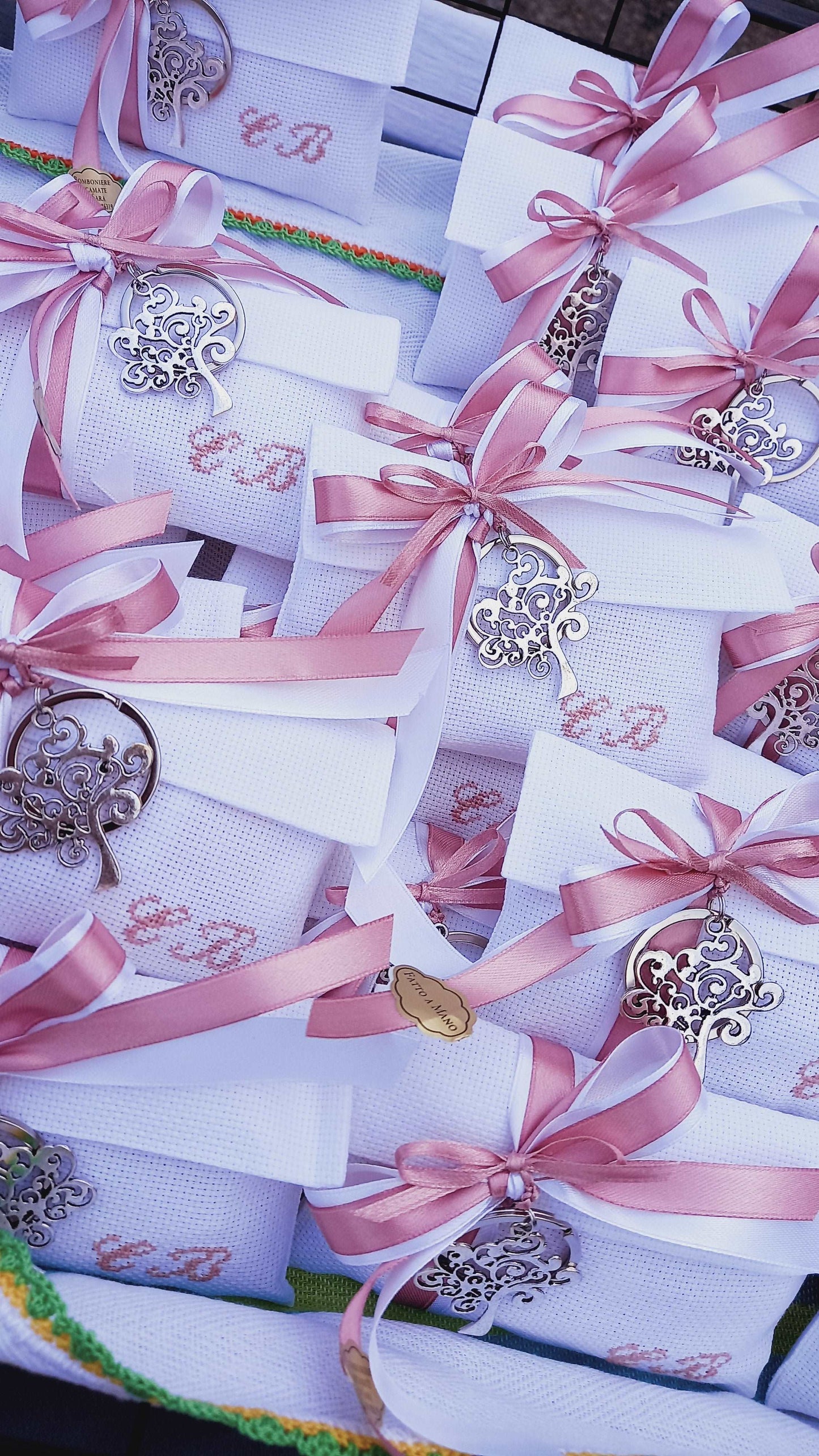 Bomboniere Personalizzate: Busta Bianca con Iniziali Ricamate a Mano in Rosa Antico e Portachiavi Albero della Vita in Silver-Plated