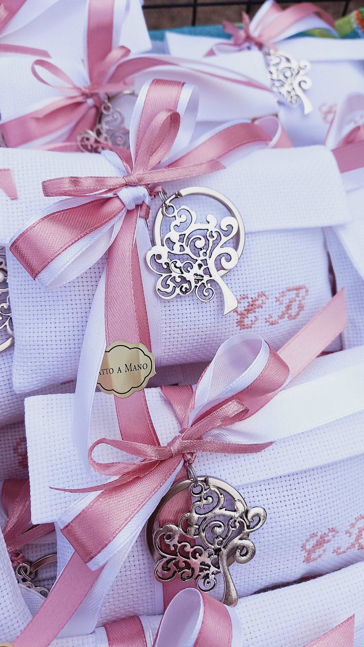 Bomboniere Personalizzate: Busta Bianca con Iniziali Ricamate a Mano in Rosa Antico e Portachiavi Albero della Vita in Silver-Plated