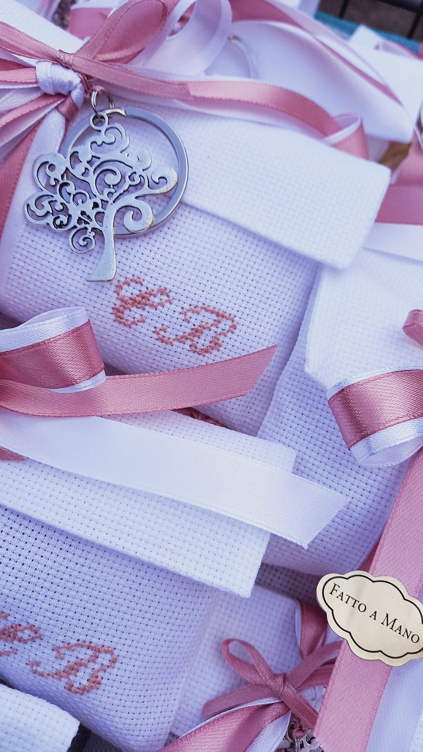 Bomboniere Personalizzate: Busta Bianca con Iniziali Ricamate a Mano in Rosa Antico e Portachiavi Albero della Vita in Silver-Plated