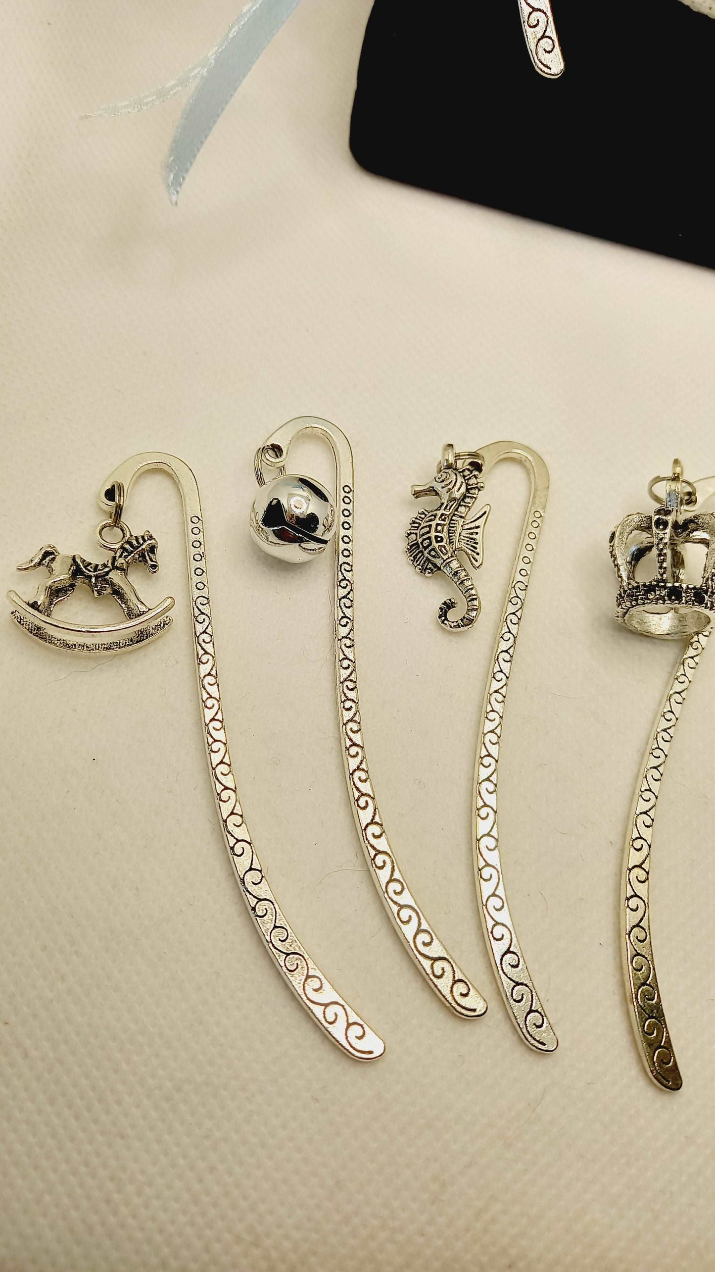 segnalibri in silver-plated con vari ciondoli a tema cavallo a dondolo albero della vita cavalluccio marino adatte per bomboniere