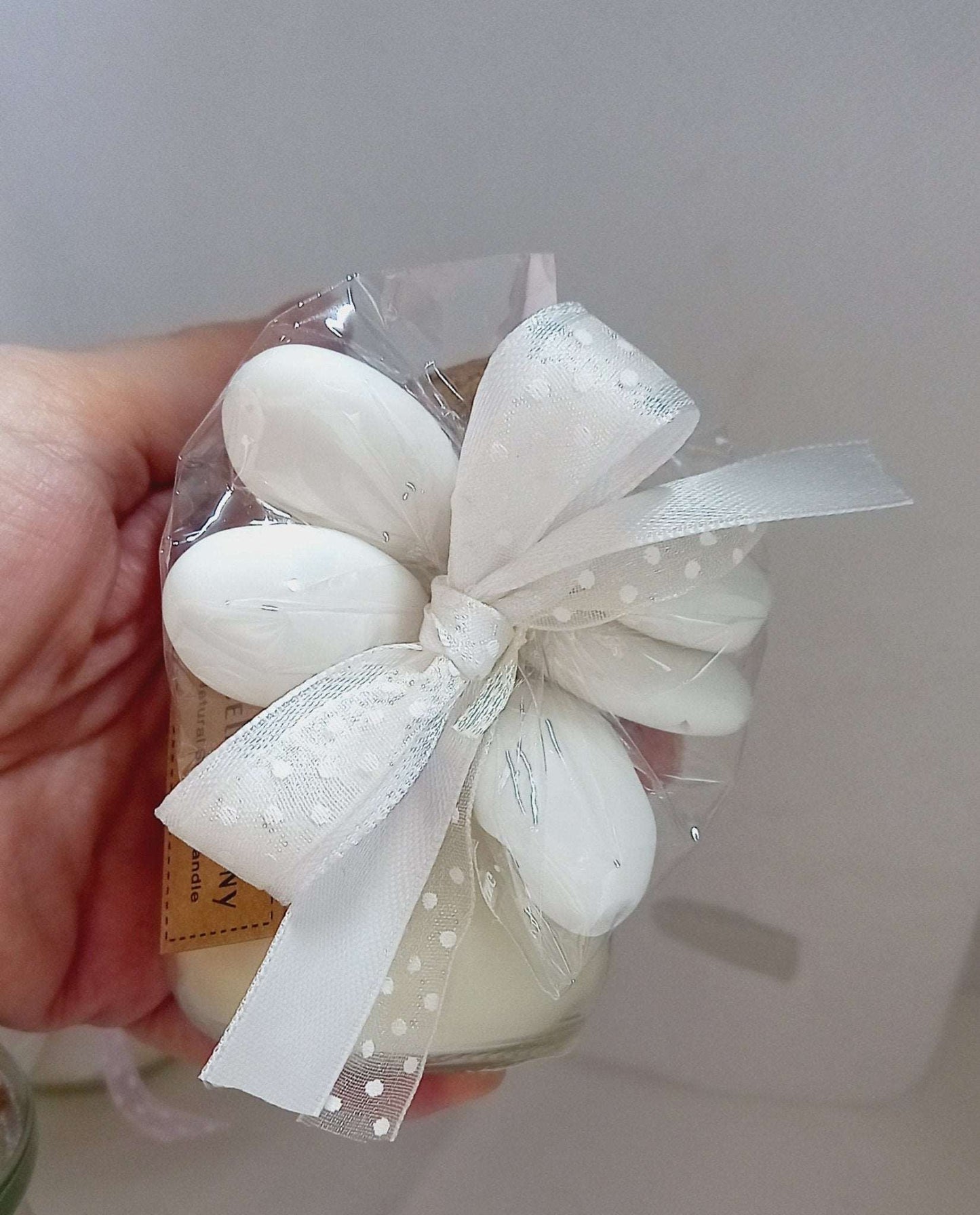 candele profumate in barattolo di vetro con tappo in sughero H cm 8 ideali come bomboniere per matrimonio, prima comunione, cresima e compleanno con 5 confetti al cioccolato e bigliettino