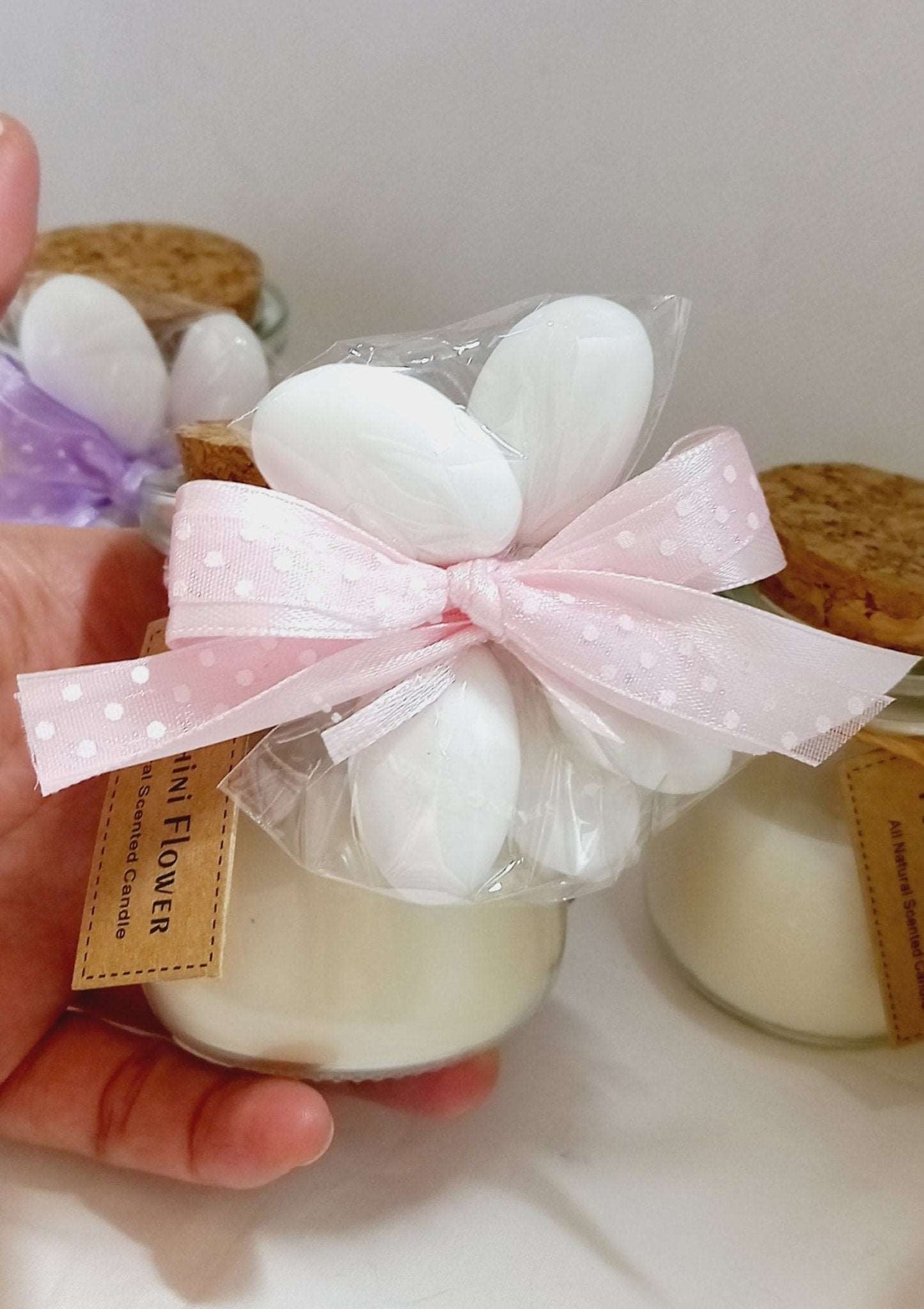 candele profumate in barattolo di vetro con tappo in sughero H cm 8 ideali come bomboniere per matrimonio, prima comunione, cresima e compleanno con 5 confetti al cioccolato e bigliettino