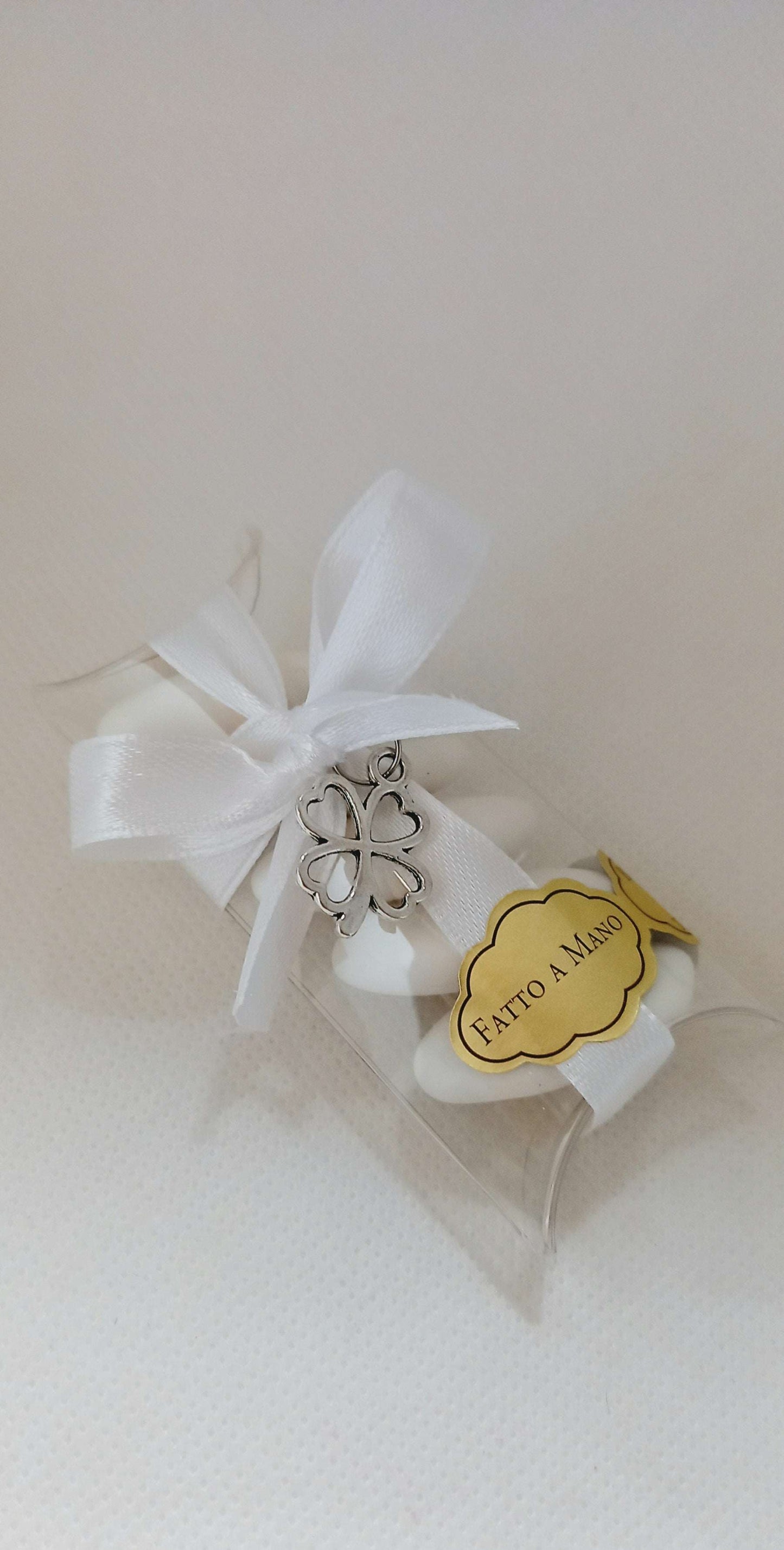 bomboniere matrimonio economiche scatolina in plexiglass con 5 confetti al cioccolato e ciondolo quadrifoglio in silver-plated