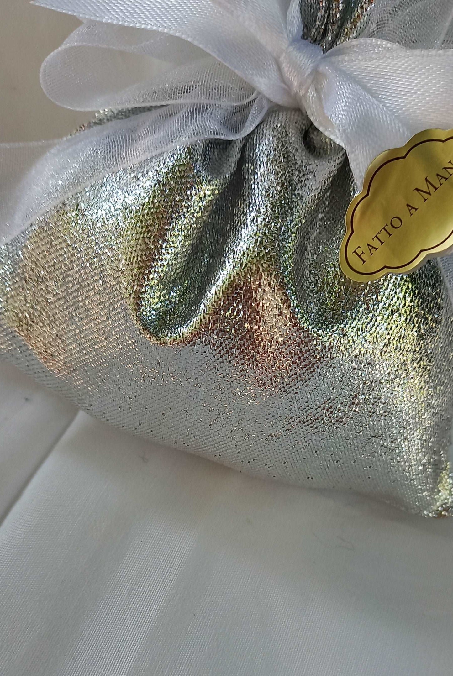 Sacchetto porta confetti argentato con fiocco bianco raso e organza e adesivo dorato "Fatto a Mano"
