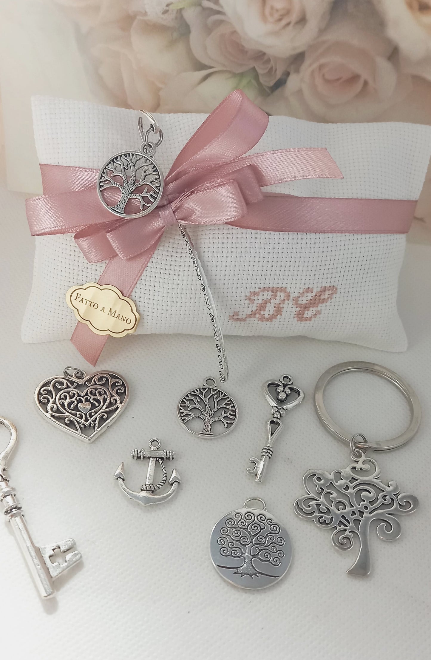bomboniera matrimonio composta da busta bianca con iniziali e nastri color rosa antico e in abbinamento segnalibro albero della vita