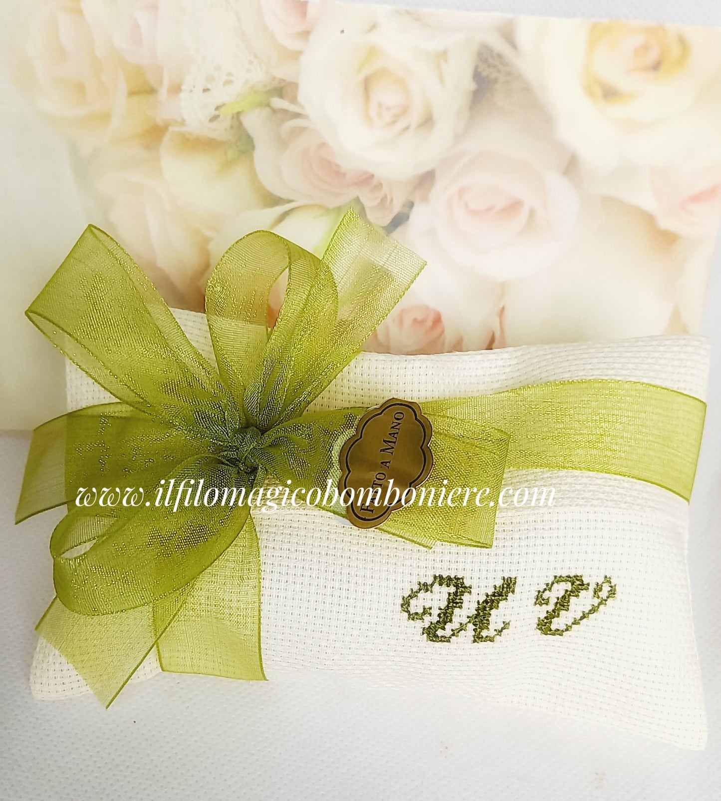busta avorio con iniziali ricamate in verde chiusa con fiocco di organza verde ed etichetta dorata con scritta fatto a mano