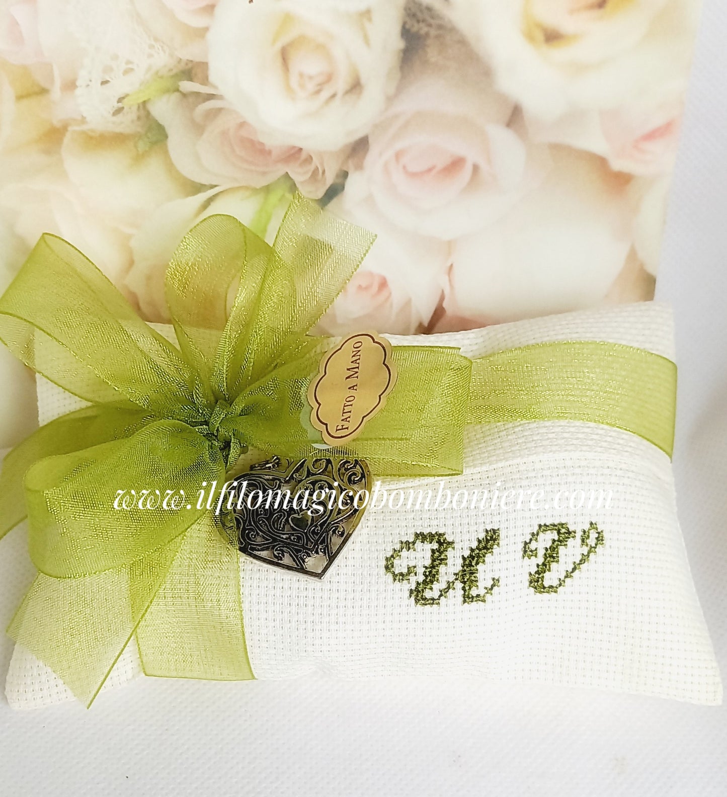 bomboniera nozze busta avorio con nastro organza e ricamo entrambi verde e ciondolo cuore argentati