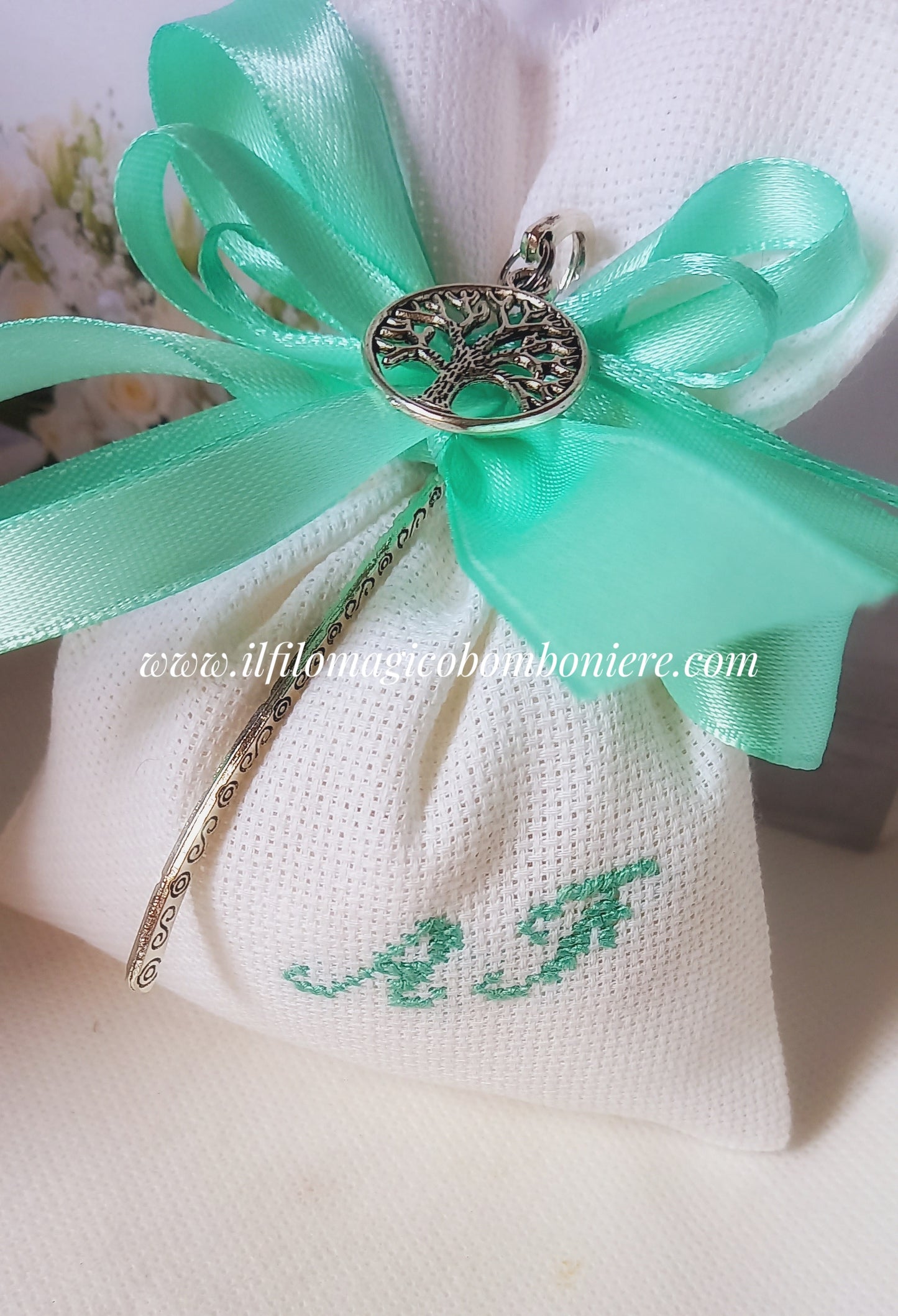 bomboniera nozze sacchettino bianco con iniziali ricamate in verde Tiffany segnalibro albero della vita e fiocchi raso verde Tiffany.