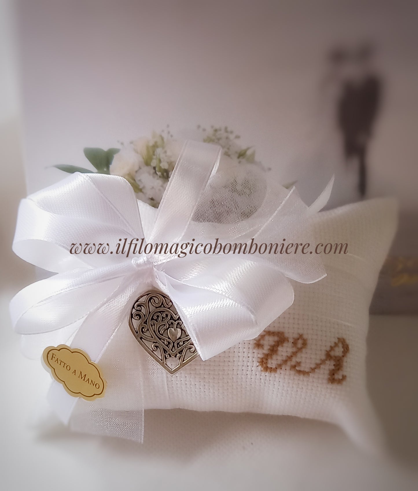 bomboniera matrimoniale busta bianca con iniziali dei nomi ricamate in marrone nastri raso e organza bianchi e ciondolo cuore