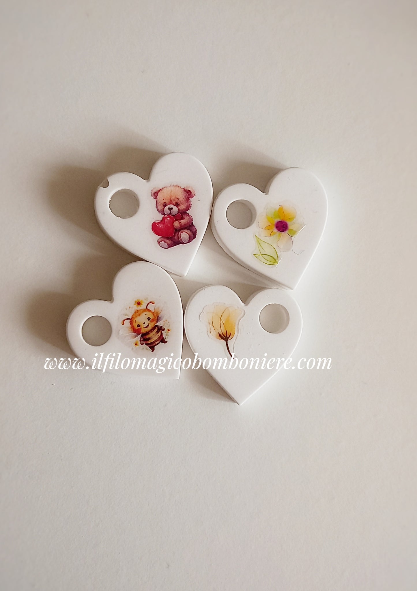 Eleganti cuoricini decorati con fiori, ideali per un ricordo raffinato.