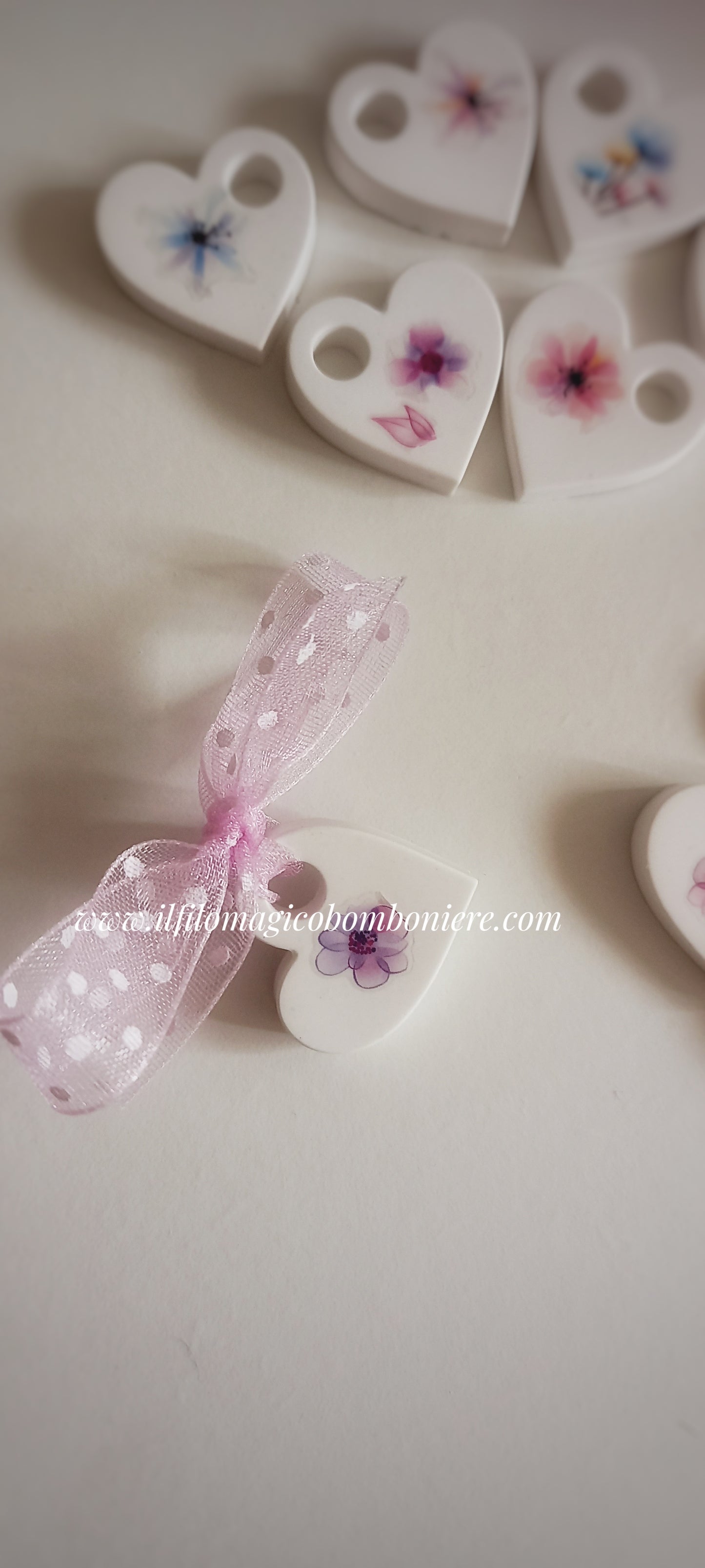 Cuoricini unici con dettagli floreali, utilizzabili anche dopo la cerimonia.