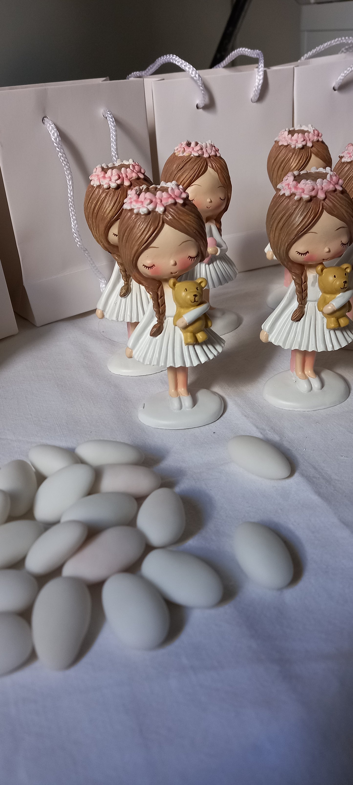 Ogni statuina è un piccolo ricordo da custodire, pensato per Comunioni e Cresime femminili dallo stile romantico.