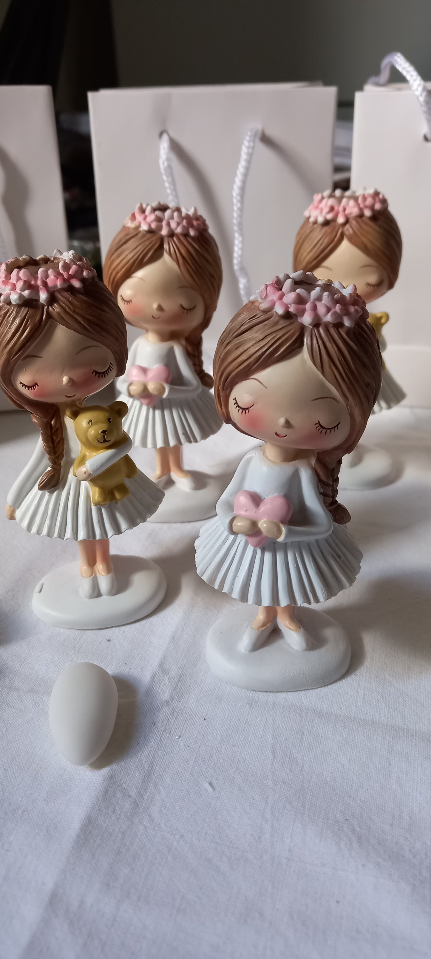 Delicate ballerine in resina con cuore rosa o orsacchiotto, perfette come bomboniera per la Prima Comunione.