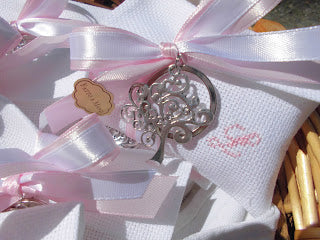 bomboniere battesimo, comunione o cresima busta bianca con iniziale del nome ricamata in rosa nastri raso rosa e bianco e portachiavi albero della vita argentato
