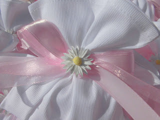 bomboniere comunione sacchettini porta confetti in piqué bianco con fiori profuma biancheria realizzati a mano in polvere ceramica