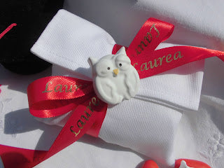 busta porta confetti realizzato a mano in piqué bianco con nastro rosso con stampa laurea e gufetto profuma biancheria