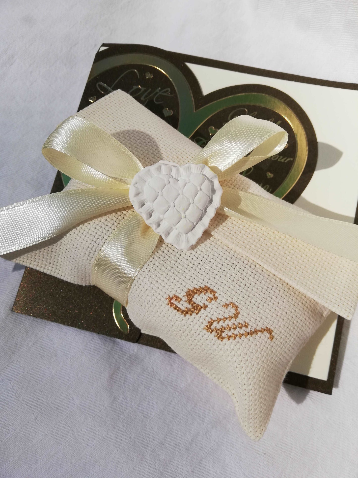 bomboniere matrimonio busta avorio con iniziali dei nomi degli sposi ricamate in marrone nastro raso avorio e cuore profuma biancheria