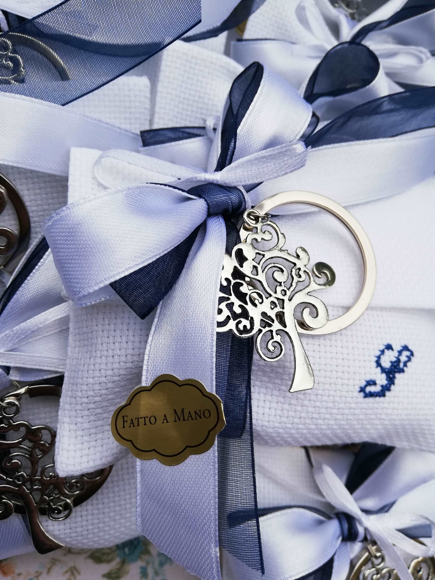 Bomboniera per Bambino: Busta Bianca con Iniziale Ricamata e Portachiavi Albero della Vita