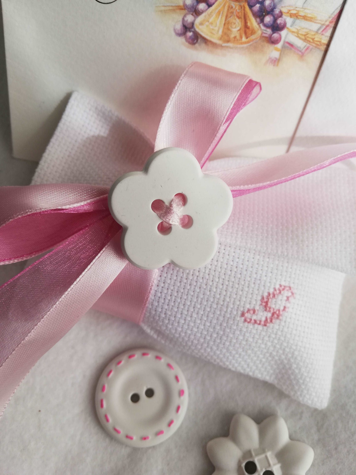 Bomboniere Personalizzate per Prima Comunione, Cresima e Battesimo - Busta bianca con iniziale del nome ricamata in rosa e nastri raso rosa e organza fuxia e bottone fiore profuma biancheria