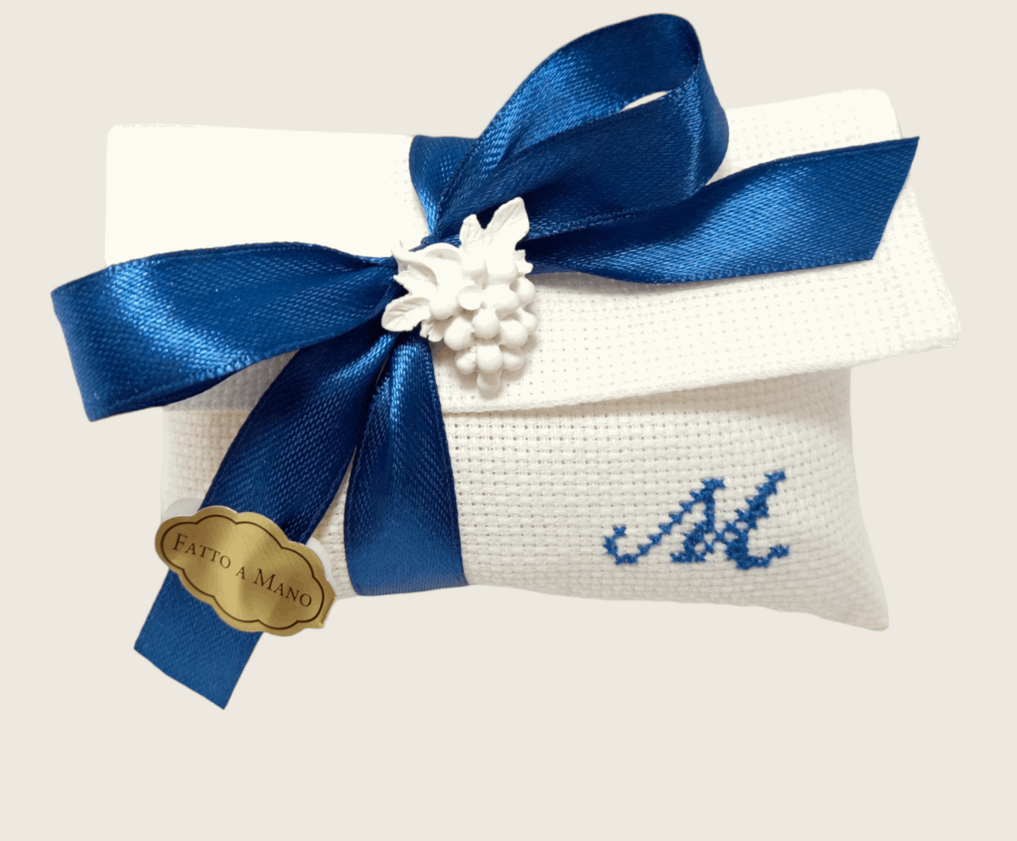 bomboniera comunione o cresima bimbo composta da busta bianca con iniziale del nome ricamata a mano e in abbinamento grappolo d'uva profuma biancheria