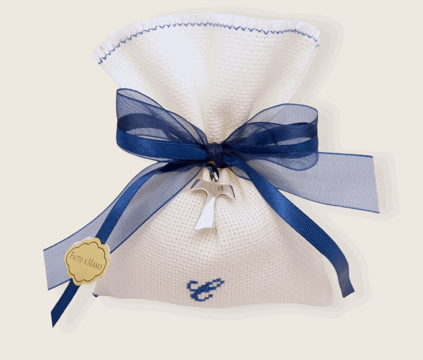 bomboniere prima comunione composte da sacchettino bianco con iniziale dle nome ricamata a mano in blu e in abbinamento ciondolo croce Tau in argento 925