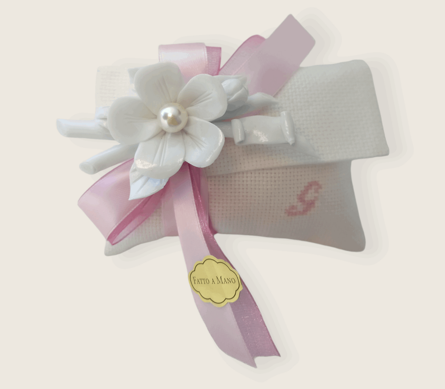 bomboniera offerta composta da busta porta confetti bianca con iniziale del nome ricamata a mano 12 cm x cm 15 e fiore ceramica bianca