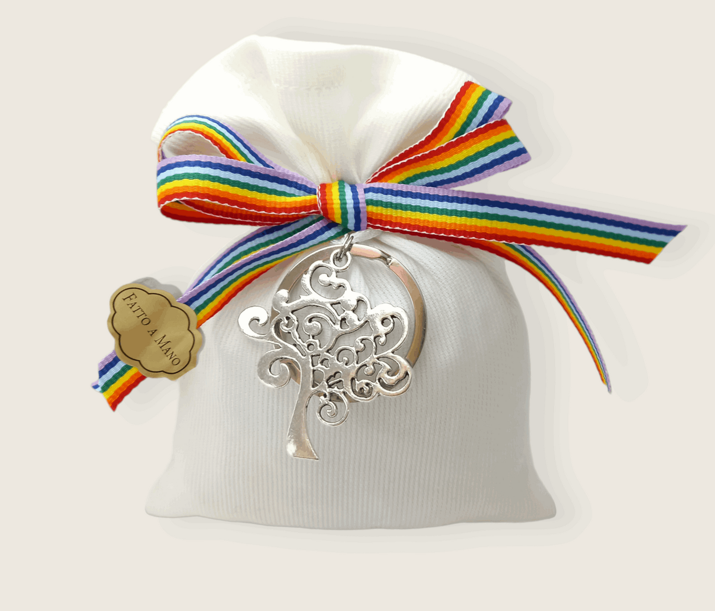 bomboniere compleanno composta da sacchettino realizzato a mano in piquet bianco con in abbinamento portachiavi albero della vita in silver-plated