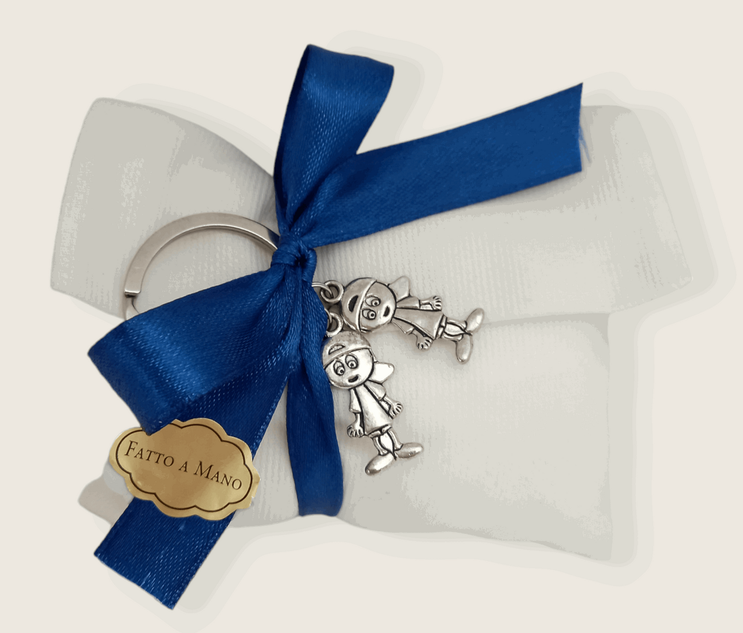 bomboniere comunione o cresima per gemelli busta bianca in Piquet con nastro raso blu e portachiavi gemelli argentati
