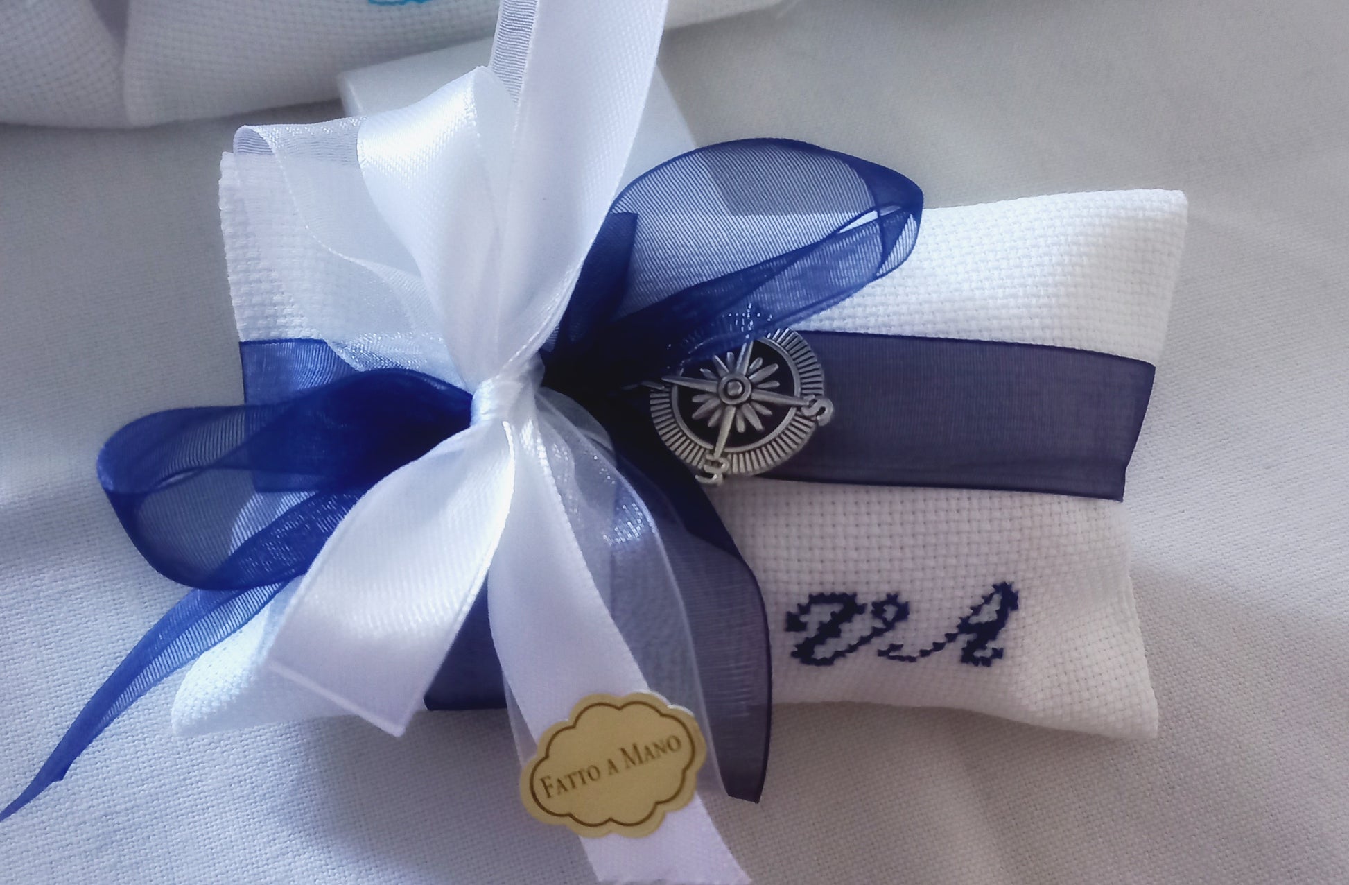 Bomboniera elegante a tema marino con ricamo personalizzato e ciondolo argentato fatto a mano