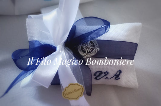 Bomboniera artigianale con fiocco blu e bianco e ciondolo timone argentato

