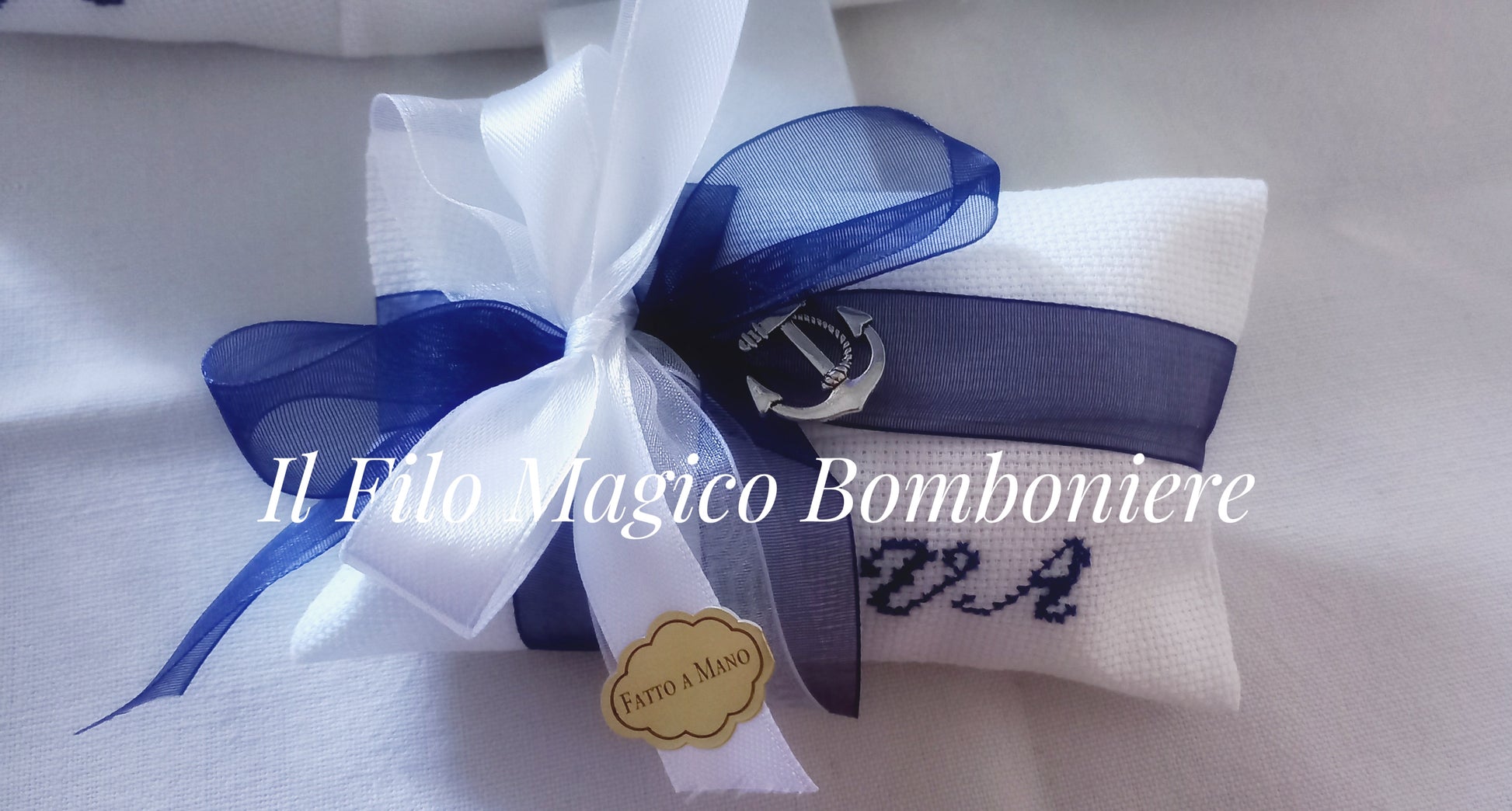 Bomboniera fatta a mano con ciondolo argentato e ricamo blu