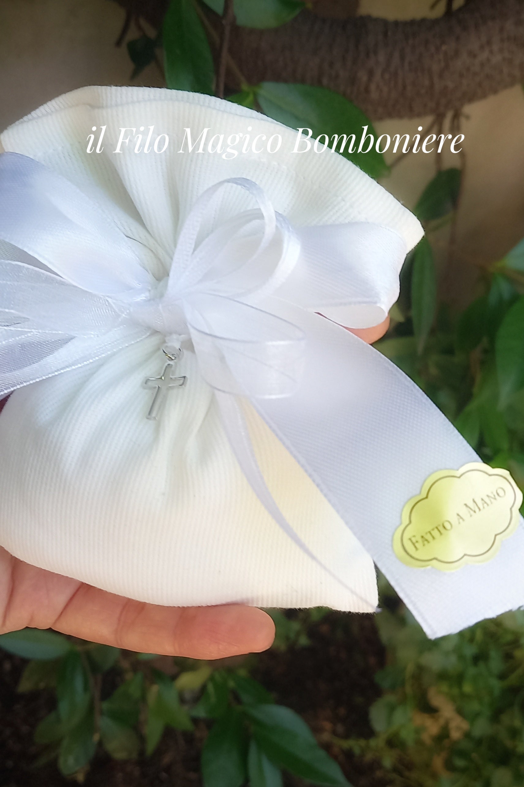 Sacchetto in piqué bianco con confetti e bigliettino personalizzato

