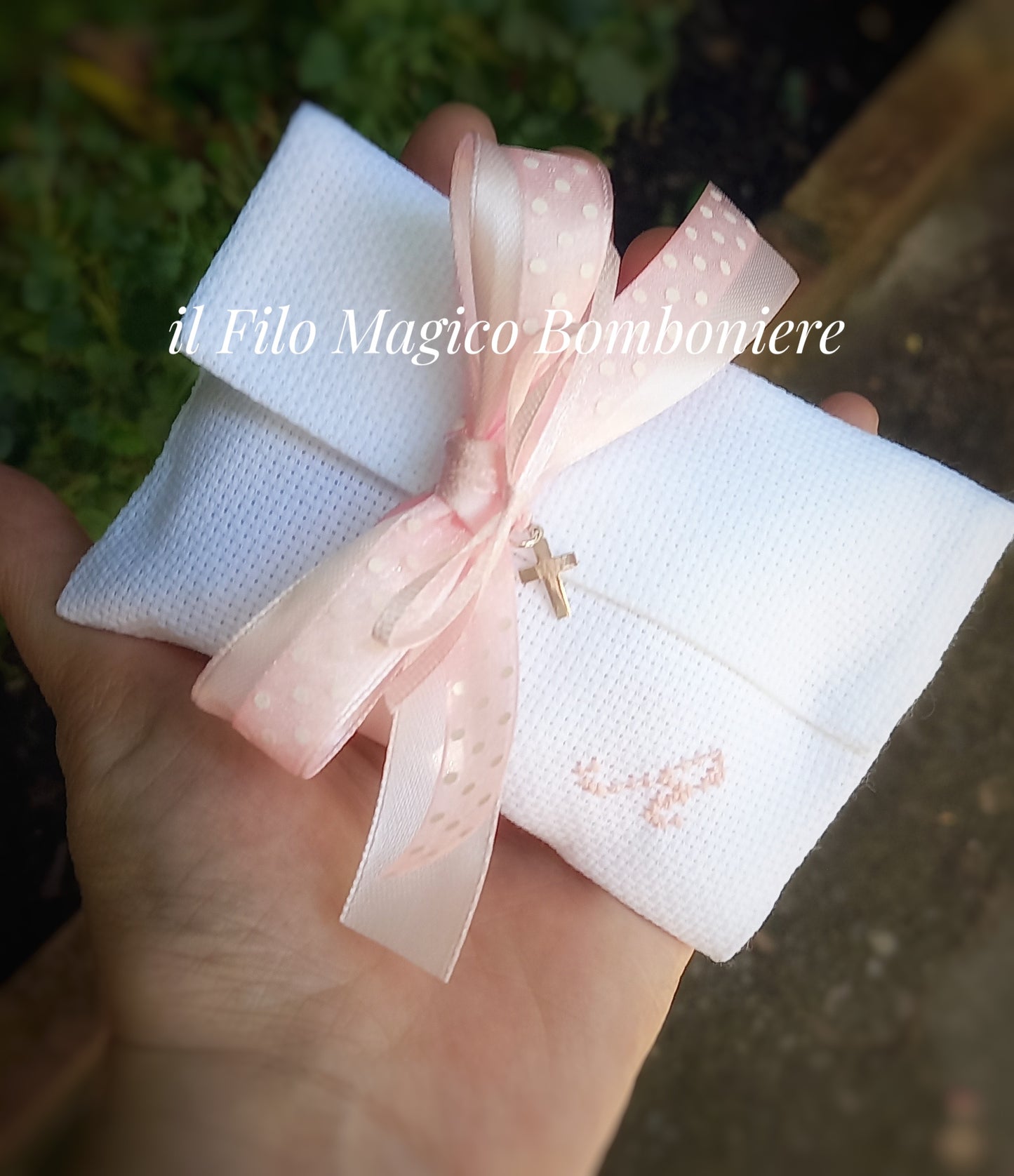 Bomboniera elegante con confetti, bigliettino personalizzato e croce in argento.

