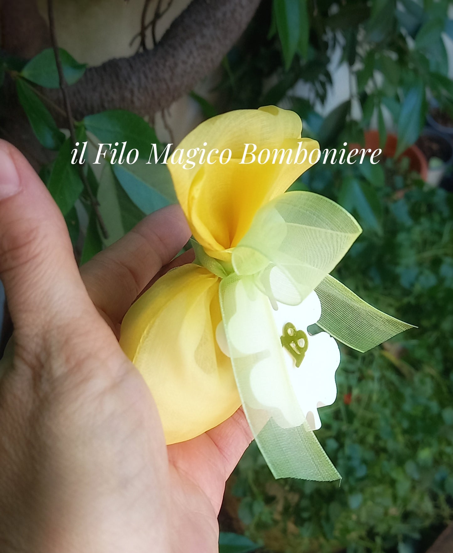 Sacchettino giallo in organza con fiocco verde e tag personalizzata