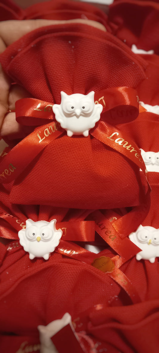Bomboniere Laurea con Gufo Portafortuna – Sacchetto Rosso Elegante con Nastro Personalizzato