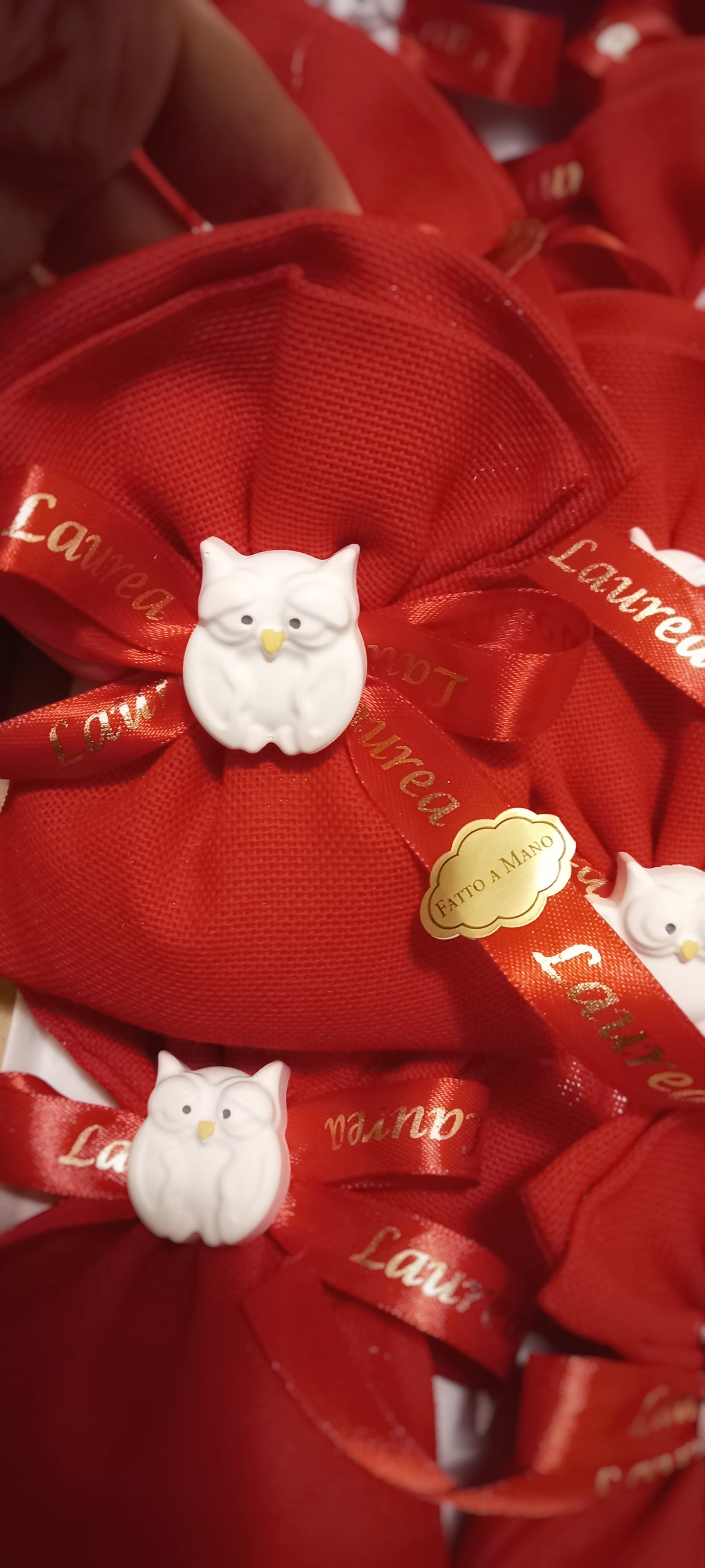 Bomboniere Laurea con Gufo Portafortuna – Sacchetto Rosso Elegante con Nastro Personalizzato