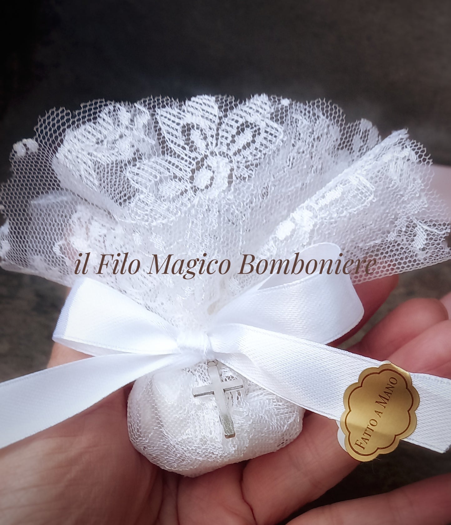 Dettaglio croce su bomboniera Comunione