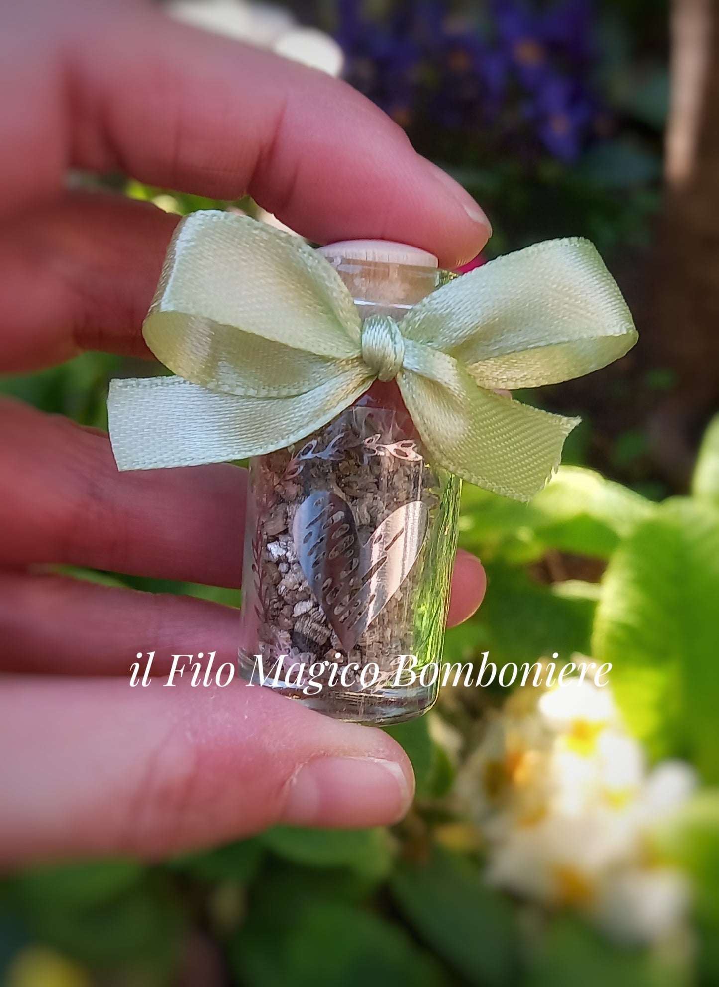 Bomboniera con semi di fiori in boccetta di vetro e fiocco verde
