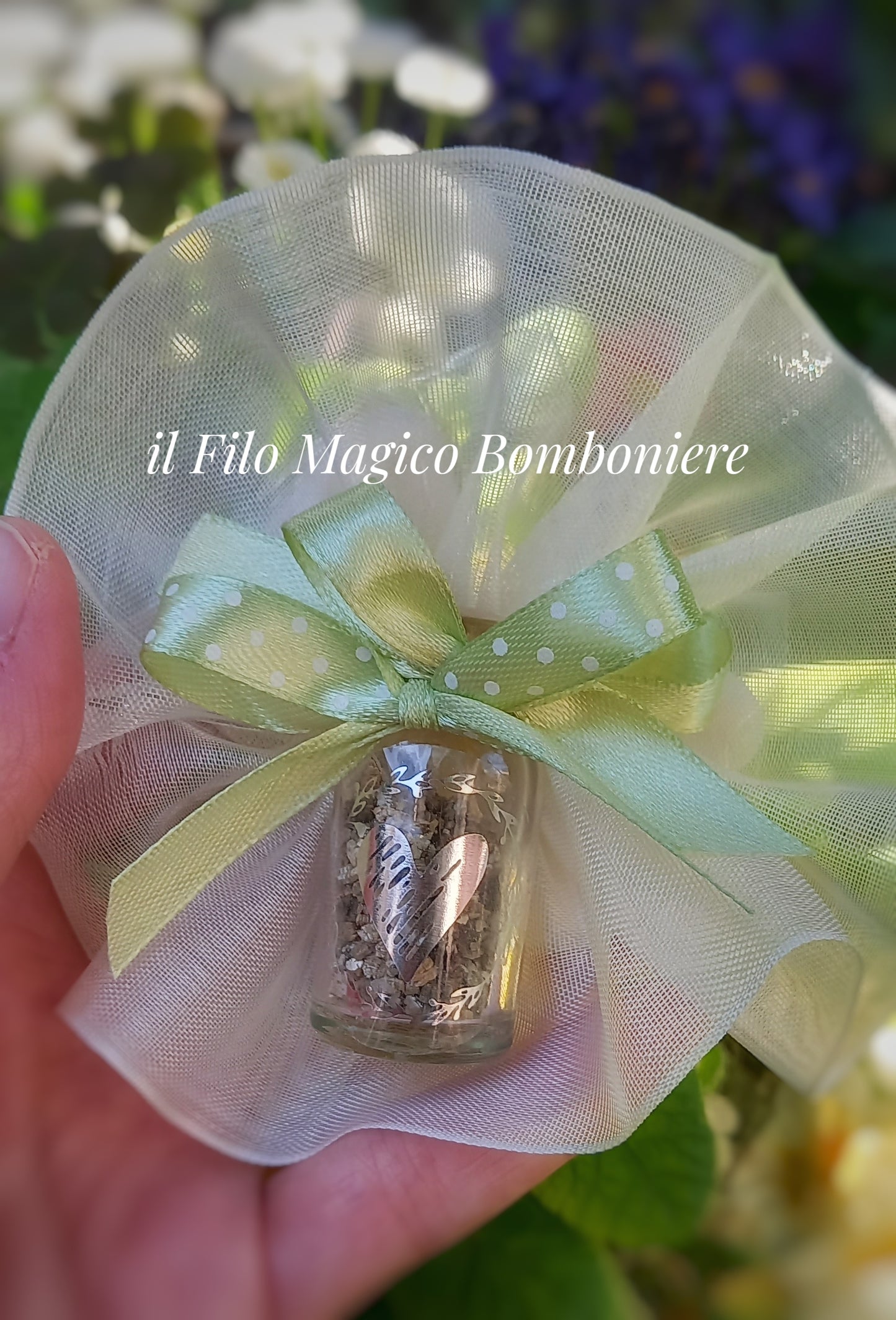 Dettaglio bomboniera con cuore decorativo e confetti al cioccolato