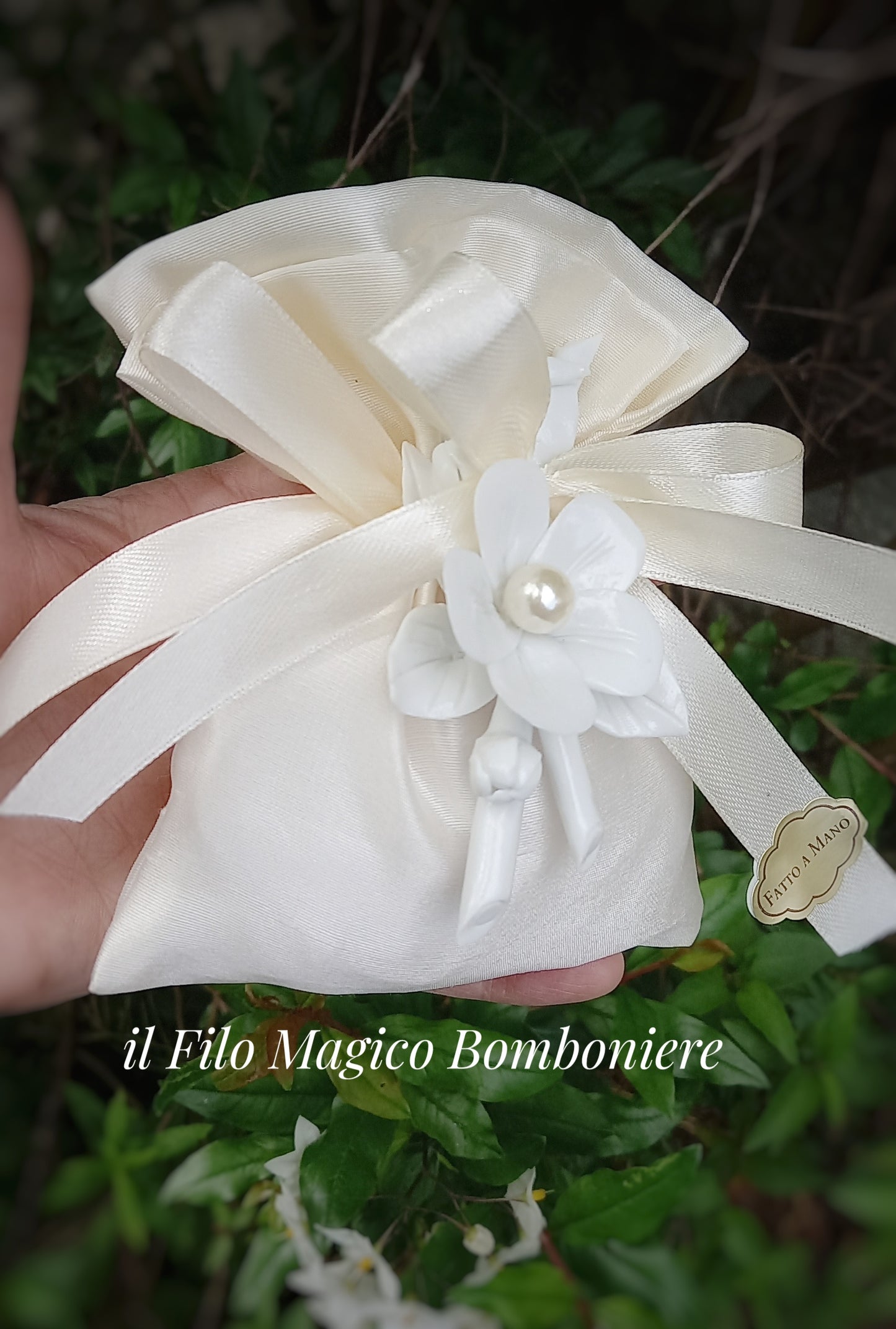 Bomboniera artigianale elegante in tessuto avorio con 5 confetti inclusi